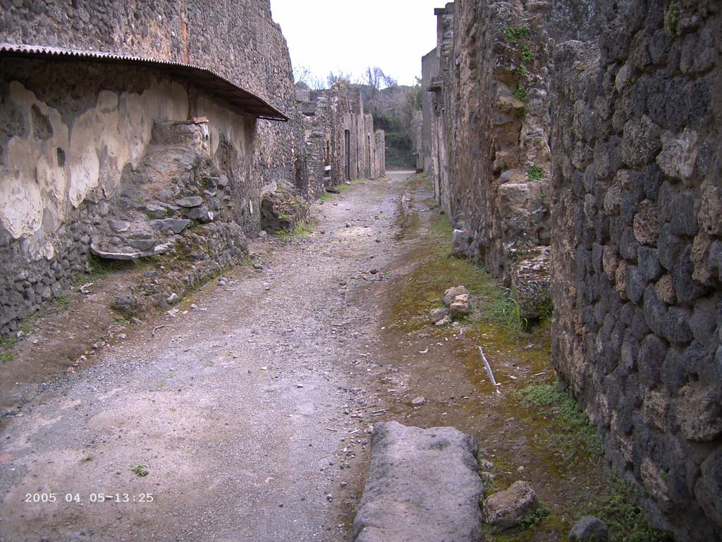 Vicolo dellEfebo, April 2005. Looking south between I.8 and I.7. Photo courtesy of Klaus Heese.