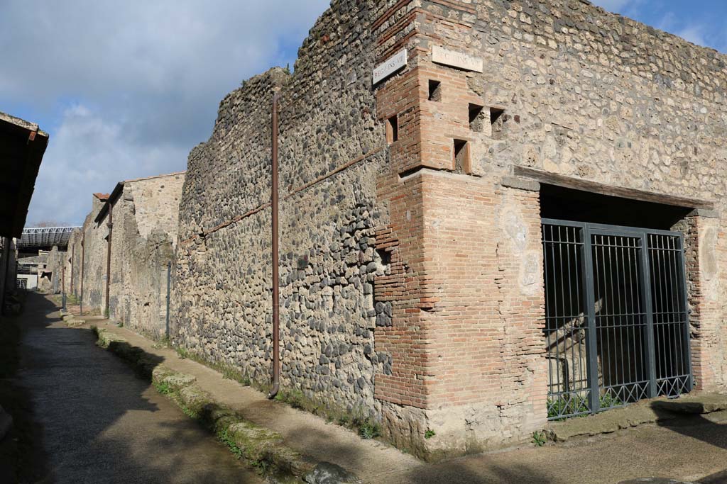 Vicolo dellEfebo between I.7 and I.8. December 2018. 
Looking north along east side from junction with Via di Castricio, and I.8.15, on right. Photo courtesy of Aude Durand.
