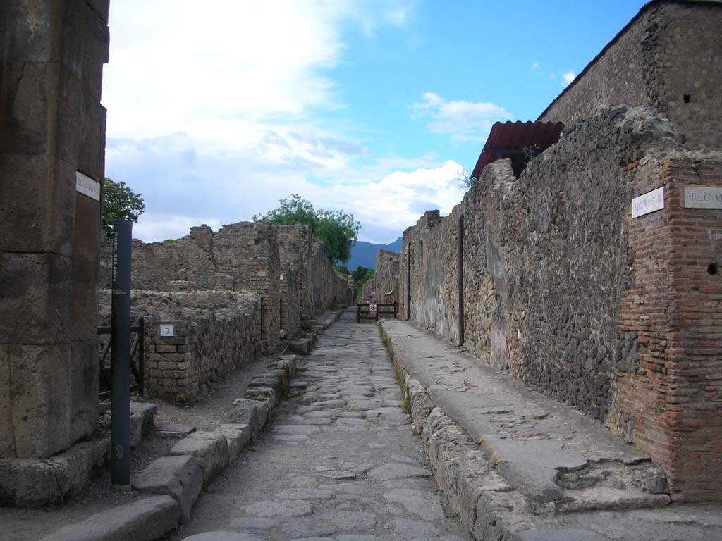 Vicolo della Fullonica, Pompeii. May 2010. 
Looking north between VI.6 and VI.8, with VI.6.5 on left. Photo courtesy of Ivo van der Graaff.
