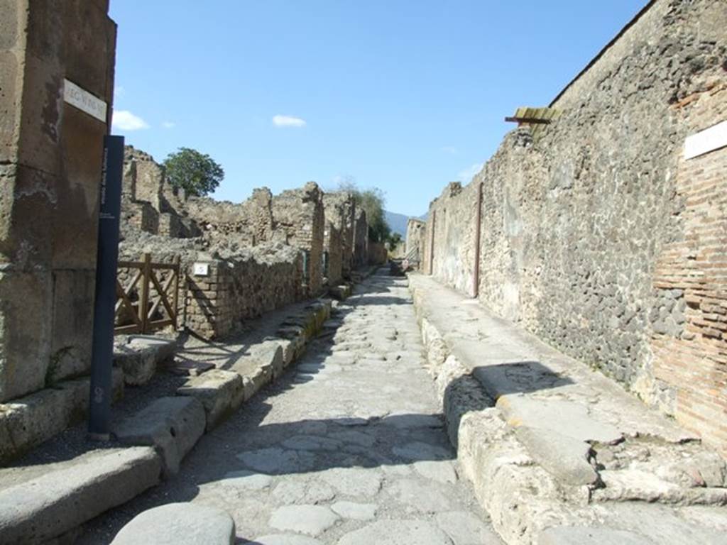 Vicolo della Fullonica between VI.6 and VI.8. Looking north from junction with Via delle Terme. May 2005.
