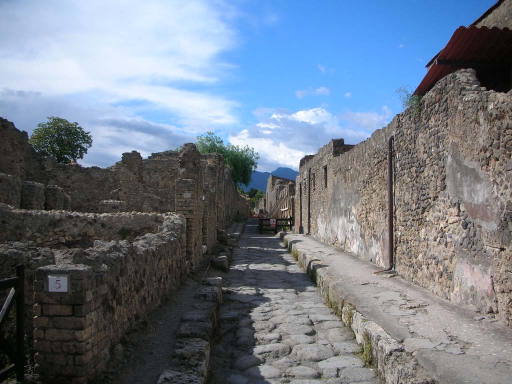 Vicolo della Fullonica between VI.6 and VI.8, in centre. Detail from model in Naples Archaeological Museum.
Looking towards east wall of roadway, exterior wall of VI.8.3/5, the House of the Tragic Poet. 
Foto Taylor Lauritsen, ERC Grant 681269 DÉCOR.
