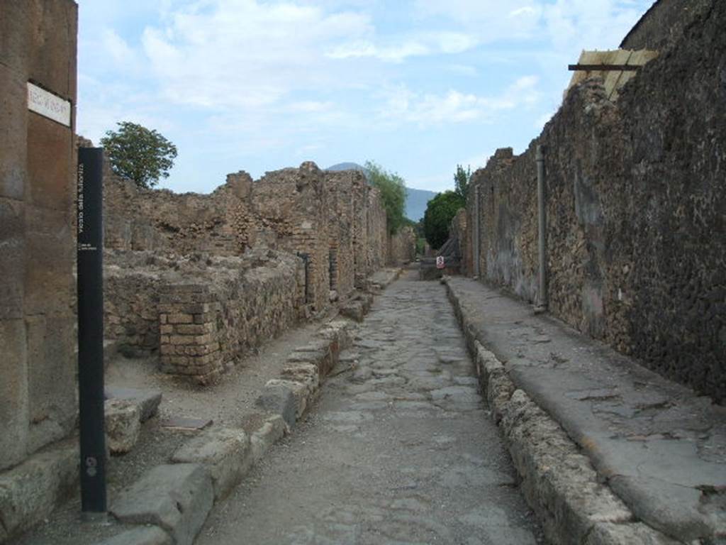 Vicolo della Fullonica, Pompeii. March 2018. Looking east towards doorway of VI.8.3, the House of the Tragic Poet.
Foto Taylor Lauritsen, ERC Grant 681269 DÉCOR.

