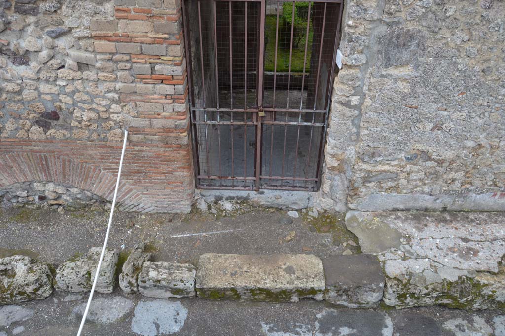 Vicolo della Fullonica, Pompeii. March 2018. Looking east, detail of lower wall and pavement, continuation south.
Foto Taylor Lauritsen, ERC Grant 681269 DÉCOR.
