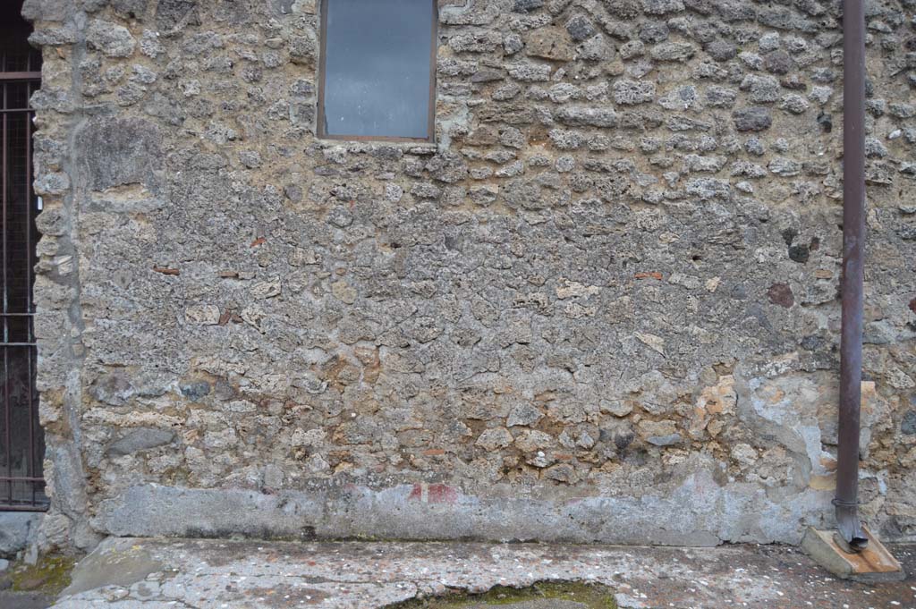 Vicolo della Fullonica, Pompeii. March 2018. Looking east, detail of lower wall and pavement, continuation south.
Foto Taylor Lauritsen, ERC Grant 681269 DÉCOR.
