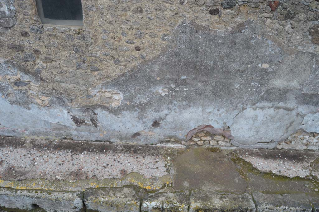 Vicolo della Fullonica, Pompeii. March 2018. Looking east, detail of lower wall and pavement, continuation south.
Foto Taylor Lauritsen, ERC Grant 681269 DÉCOR.
