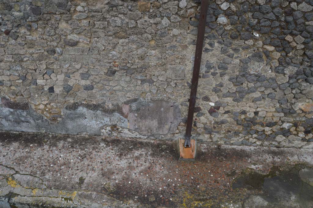 Vicolo della Fullonica, Pompeii. March 2018. 
Looking east, detail of lower wall and pavement, continuation south to junction with Via delle Terme, on right.
Foto Taylor Lauritsen, ERC Grant 681269 DÉCOR.
