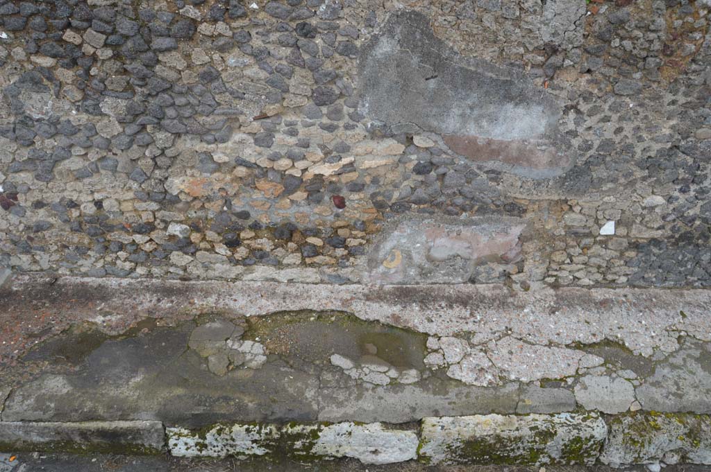 Vicolo della Fullonica, Pompeii. March 2018. 
Looking north-east, detail of lower wall and pavement, from junction with Via delle Terme. 
Foto Taylor Lauritsen, ERC Grant 681269 DÉCOR

