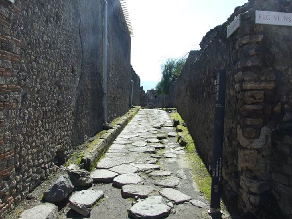 Vicolo della Fullonica, Pompeii. December 2018. Looking north from junction with Vicolo di Mercurio. Photo courtesy of Aude Durand.