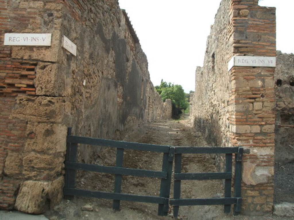 Vicolo della Fullonica between VI.5 and VI.7. October 2017. Looking south from doorway at VI.5.17, on right. 
Foto Taylor Lauritsen, ERC Grant 681269 DÉCOR.
