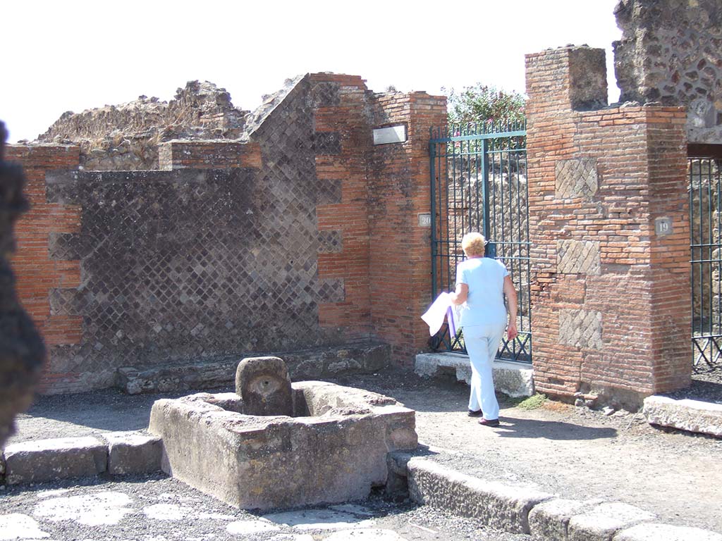 South end of Via delle Scuole, looking west towards VIII.2.20. September 2005. Vicolo della Regina is to the east, at this junction. 