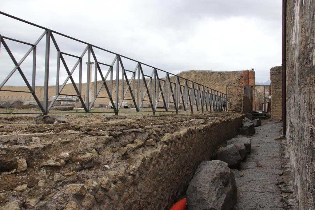 Alleyway at west end of Vicolo di Championnet. October 2020. Looking north to Via Marina, and north-west onto Temple of Venus.
Photo courtesy of Klaus Heese.
