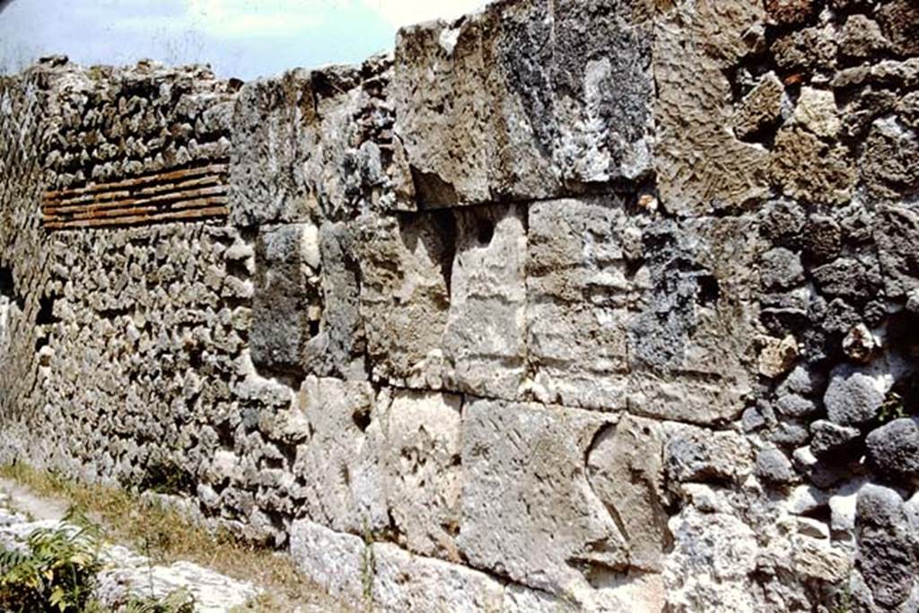 Vicolo di Eumachia between VII.12 and VII.9. September 2017. Looking south from junction with Via degli Augustali.
Photo courtesy of Klaus Heese.
