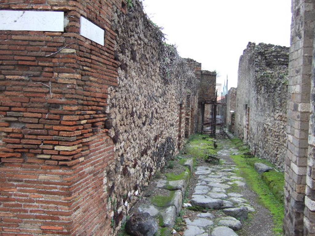 Vicolo di Eumachia, Pompeii. November 1958. Looking north towards junction with Vicolo degli Scheletri, on left.
Photo courtesy of Rick Bauer.
