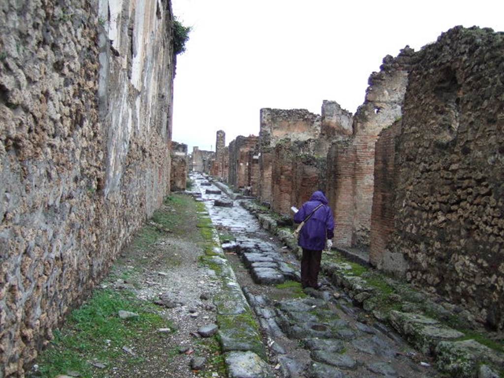 Vicolo di Eumachia, October 2020. Looking north from junction with Via dell’Abbondanza. 
Photo courtesy of Klaus Heese. 
