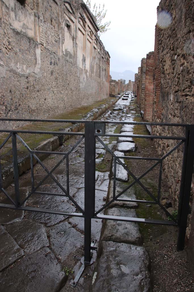 Vicolo di Eumachia, August 2021. Looking north from near junction with Via dell’Abbondanza. Photo courtesy of Robert Hanson.