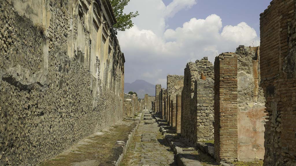 Vicolo di Eumachia, April 2019. Looking north from near junction with Via dell’Abbondanza. 
Photo courtesy of Rick Bauer.
