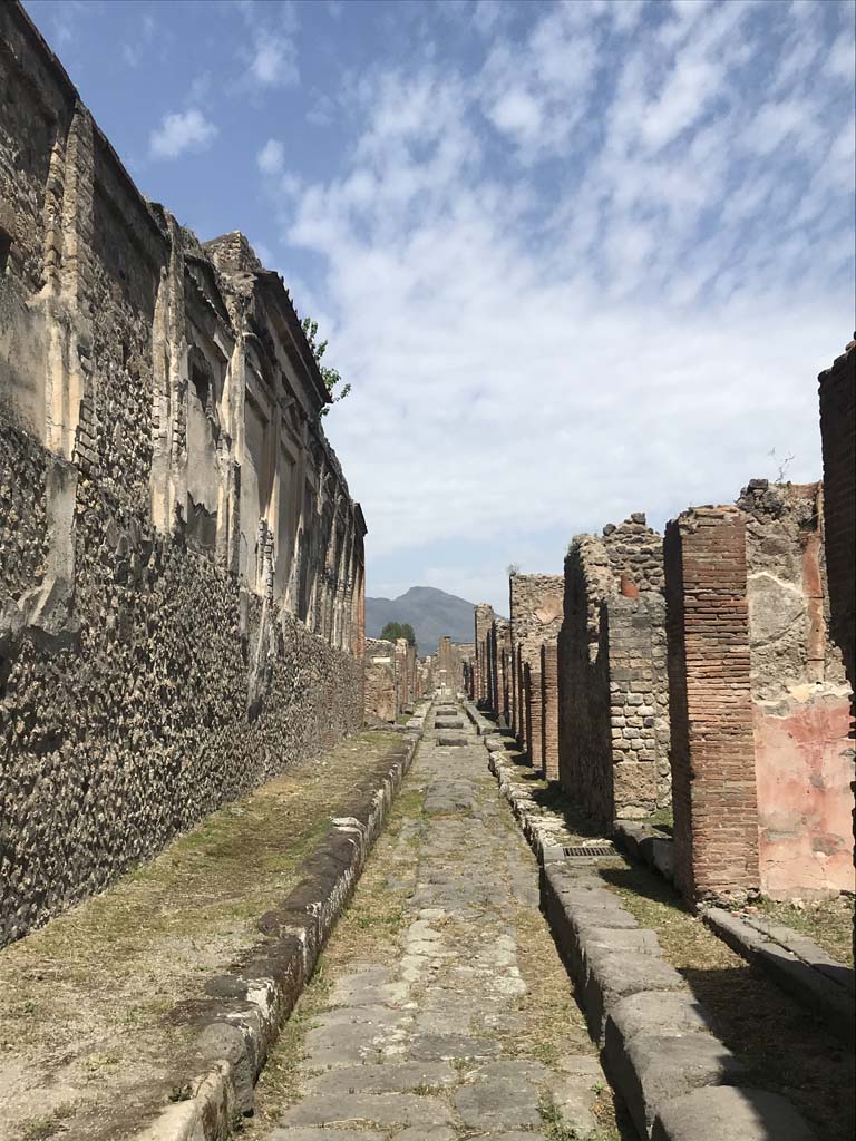 Vicolo di Eumachia, Pompeii. October 2017. 
Looking north along east (rear) side of Eumachia’s Building.
Foto Annette Haug, ERC Grant 681269 DÉCOR.

