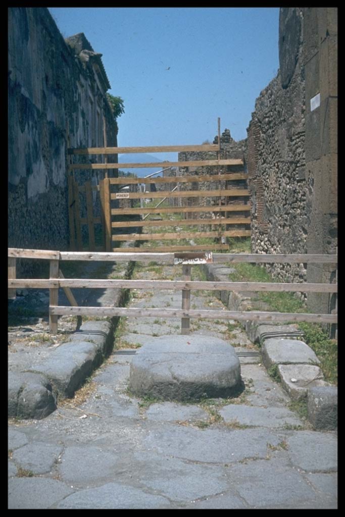 Vicolo di Eumachia, Pompeii. 4th December 1971. Looking north from junction with Via dell’Abbondanza.
Photo courtesy of Rick Bauer, from Dr. George Fay’s slides collection.
