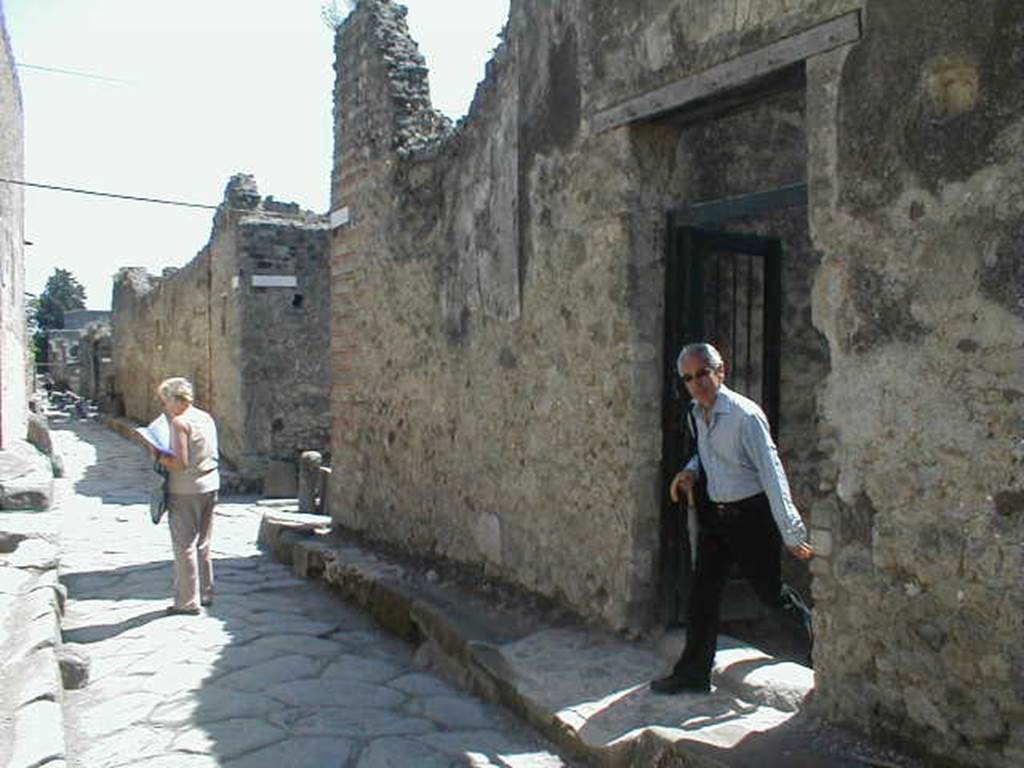 Vicolo di Mercurio. May 2005. Looking east from crossroads towards VI.12.7 and junction with Vicolo del Labirinto. 

