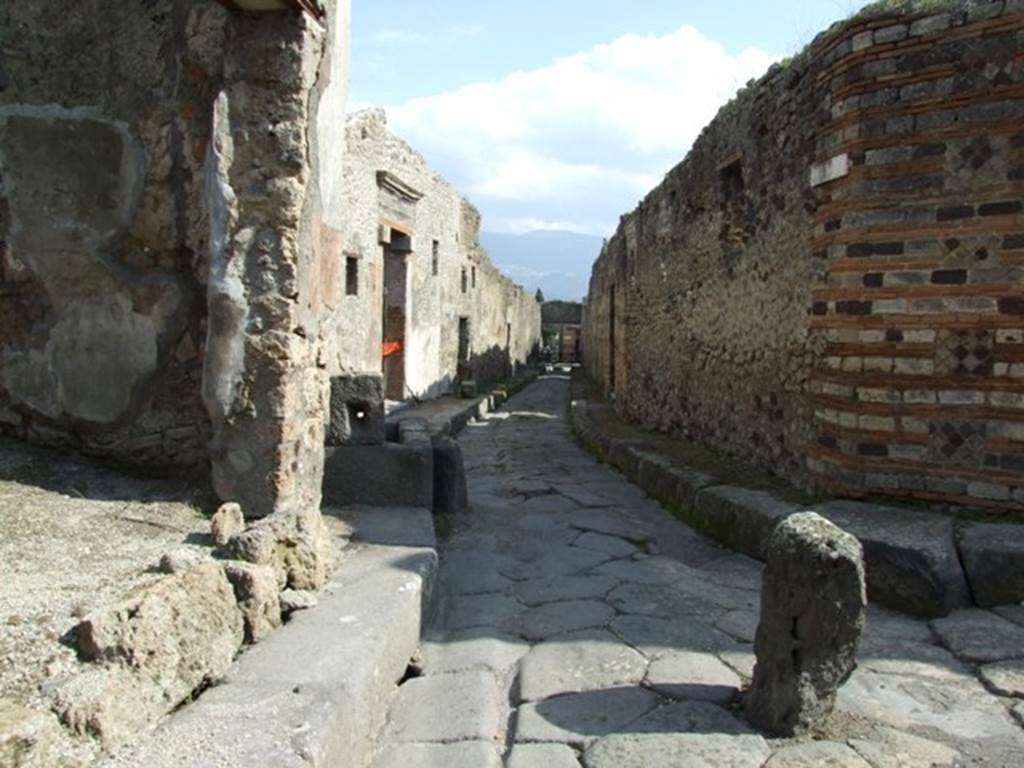 Vicolo di Tesmo between IX.7 and IX.1. Looking south from junction with Vicolo di Balbo. March 2009.