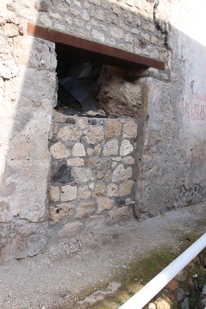 Vicolo dei Balconi, Pompeii. October 2022. 
Looking towards entrance doorway, we number as B6. Photo courtesy of Klaus Heese.
