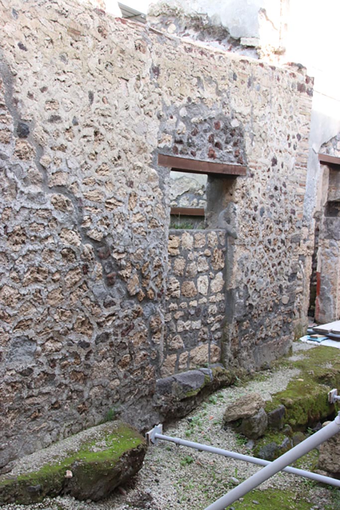 Vicolo dei Balconi, Pompeii. October 2022. 
Looking south-east towards entrance doorway B8, with doorway B9, on right. 
Photo courtesy of Klaus Heese.
