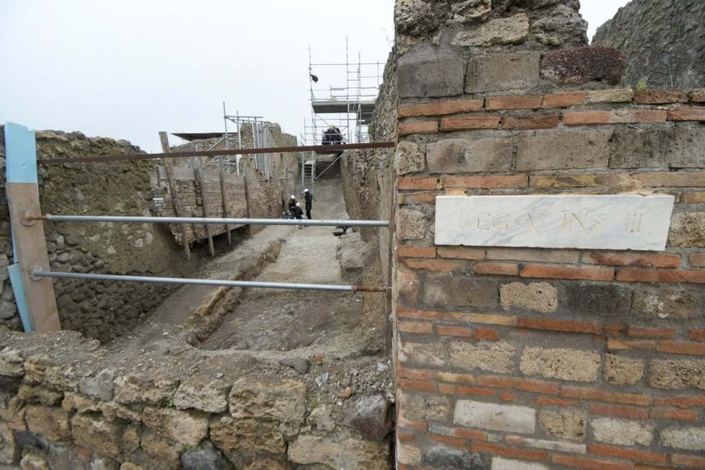 Vicolo dei Balconi, south end under excavation, June 2018. Looking north from Via di Nola.

Vicolo dei Balconi, estremità sud sotto scavo, giugno 2018. Guardando a nord da Via di Nola.
