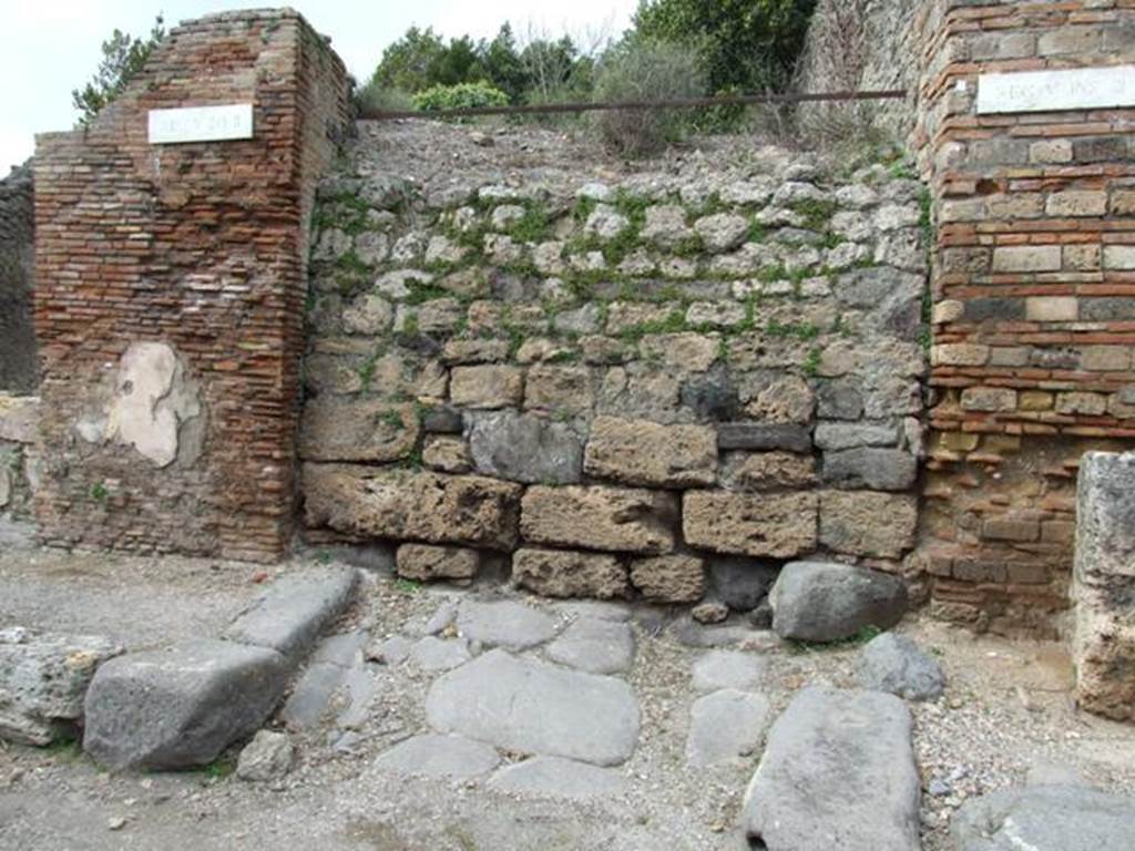Vicolo dei Balconi, (previously known as an unnamed vicolo) between V.2 and V.3. March 2009. Looking north from Via di Nola. 

Vicolo dei Balconi, (precedentemente noto come un vicolo senza nome) tra V.2 e V.3. marzo 2009. Guardando a nord da Via di Nola.
