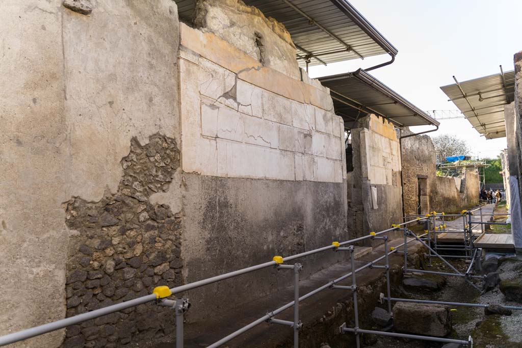 Vicolo dei Balconi, west side, Pompeii. April 2022. 
Looking north towards entrance doorway into Casa di Orione, in centre. Photo courtesy of Johannes Eber.



