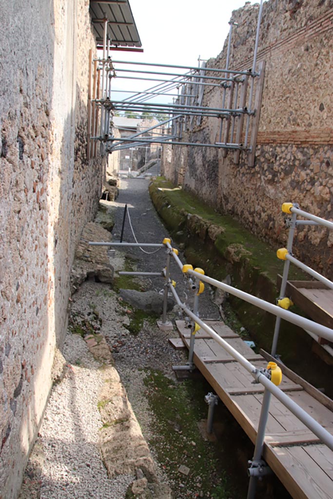 Vicolo dei Balconi, Pompeii. October 2022. 
Looking south along west wall of roadway. Photo courtesy of Klaus Heese. 
