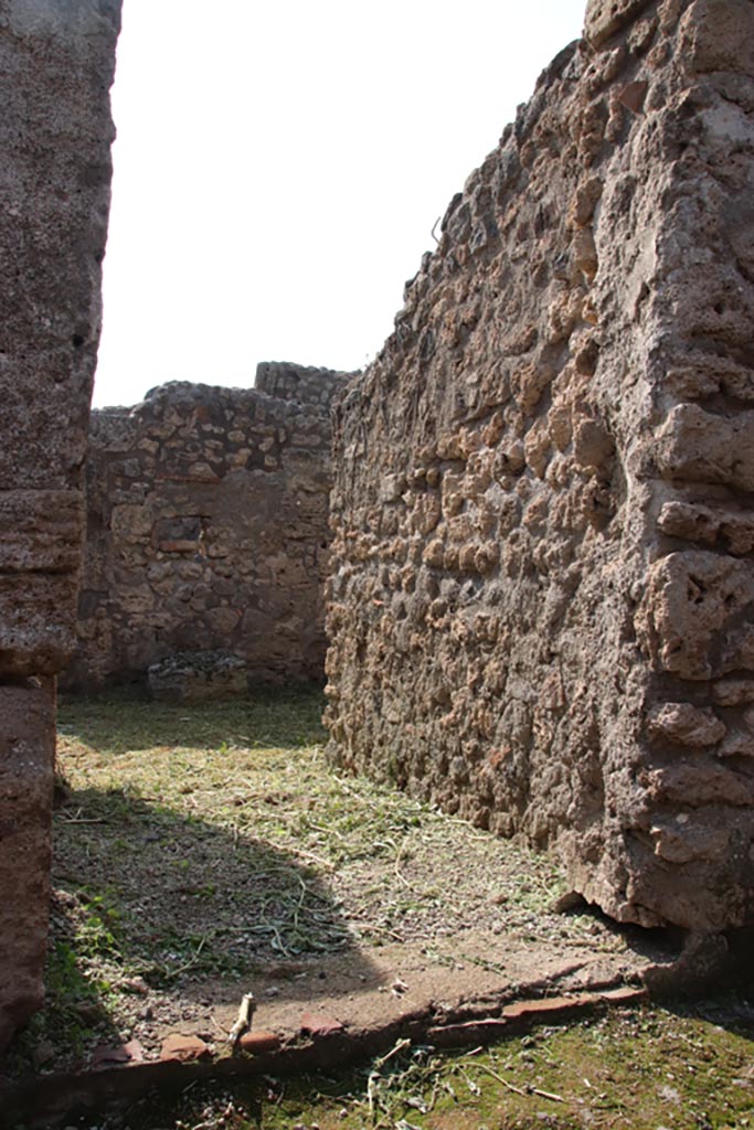 V.2.20 Pompeii. October 2022. 
Looking west towards entrance doorway. Photo courtesy of Klaus Heese.
