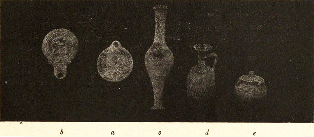 Pompeii Fondo Azzolini. Samnite Tomb XXXII. One of the small balsamari bottles with black covering, as shown in fig. 4 d.
Two small balsamari bottles with black covering, and a terracotta wine jug were found. 
See Notizie degli Scavi di Antichità, 1916, p. 293, fig. 4.
