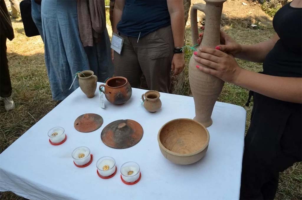 HGE20 Pompeii. June 2016. Alongside the bones, three gold coins, a necklace pendant and some tableware were found.

Accanto alle ossa sono state ritrovate tre monete d’oro, un pendente di collana e alcuni vasi da mensa.

Photograph © Parco Archeologico di Pompei.
