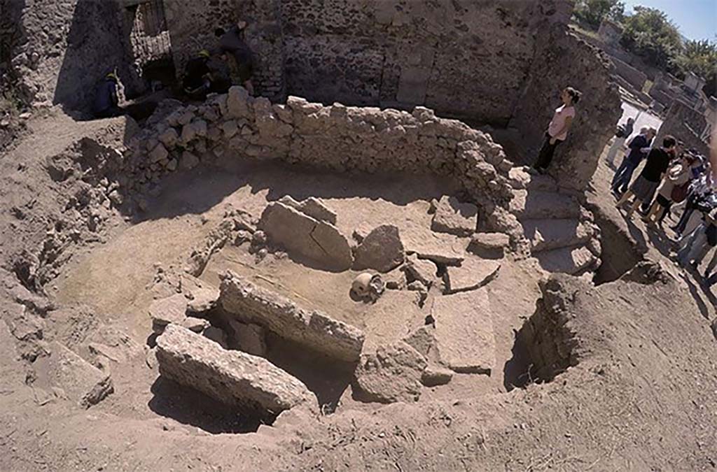 HG31A Pompeii. Tomb of a Samnite Woman. 2015. The tomb is located behind the wall of HGE30, a potters shop. 
Photograph  Parco Archeologico di Pompei.
