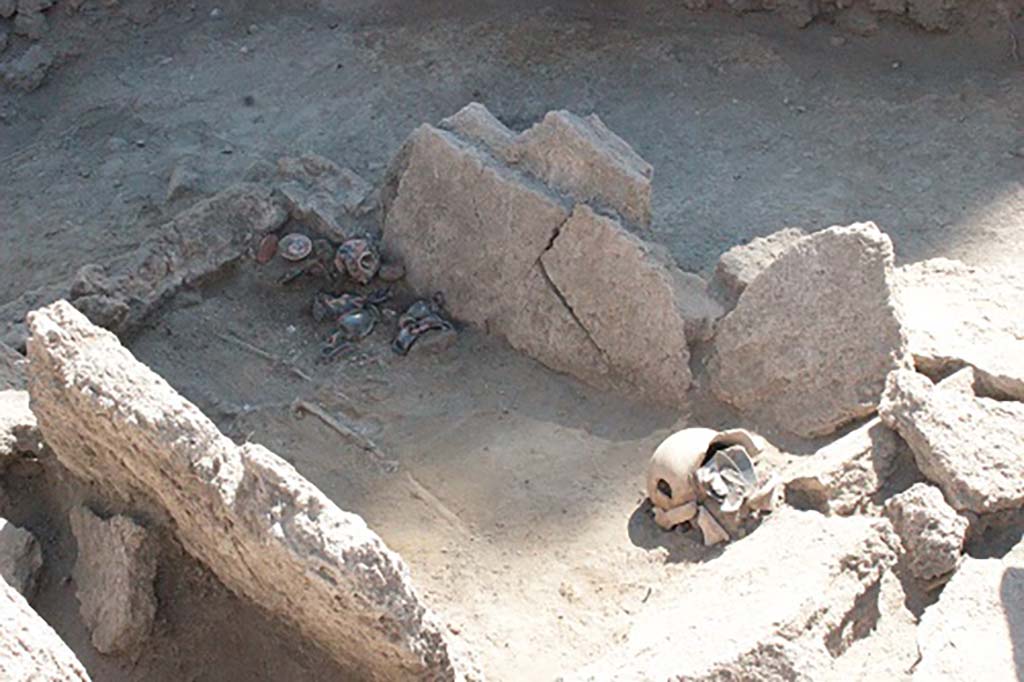 HG31A Pompeii. Tomb of a Samnite Woman. 2015. A cubic tomb built of limestone blocks from the Sarno River, which runs near Pompeii.
The Samnite woman was buried with a series of clay jars, or amphora.
These came from other regions of Italy revealing the extent of trade between the Samnites at Pompeii and other groups living across the Italian peninsula.
Photograph  Parco Archeologico di Pompei.
