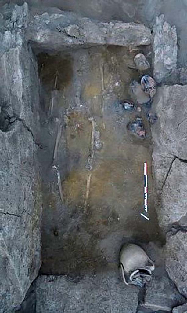 HG31A Pompeii. Tomb of a Samnite Woman. 2015. 
The tomb contained the skeleton of a woman lying on her back, surrounded by twelve red-figure Attica-style vases with red motifs on a black background and an amphora.
The head was presented to the north-east.
Photograph  Parco Archeologico di Pompei.

