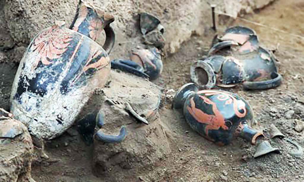 HG31A Pompeii. Tomb of a Samnite Woman. 2015. Red-figure Attica-style vases with red motifs on a black background.
Twelve locally-made vases in the Attica style were found close to the body. 
Photograph  Parco Archeologico di Pompei.
