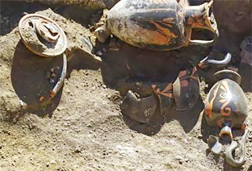 HG31A Pompeii. Tomb of a Samnite Woman. 2015. Twelve red-figure Attica-style vases with red motifs on a black background were found.
A first lot was deposited to the east of the burial, near the upper part of the body. It consists of a lkan composed of a receptacle and its lid. 
The latter was covered with a red-figured lecythus. 
There was also an oenocho, a red-figure amphora, a skyphos and a canthare with a monochrome overpainted decoration, as well as a second lecythus.
(See CEFR 1581 and below) Para. 44, Fig. 26.

Un premier lot a t dpos  lest de la spulture,  proximit de la partie suprieure du corps. 
Il est constitu dune lkan compose dun rceptacle et de son couvercle. 
Ce dernier tait recouvert dun lcythe  figures rouges. 
Il y avait galement une oenocho, une amphore  figures rouges, un skyphos et un canthare  dcor surpeint monochrome, ainsi quun deuxime lcythe.
(Voir CEFR 1581 et ci-dessous) Para. 44, Fig. 26.

Photograph  Parco Archeologico di Pompei.
