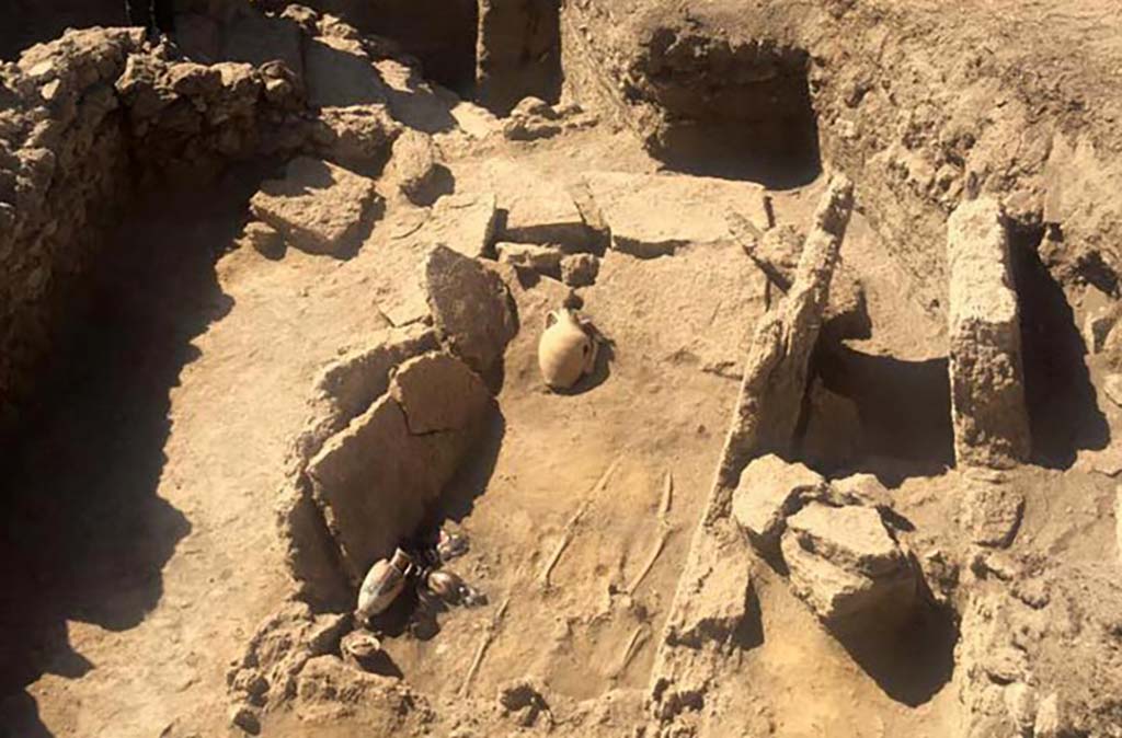 HG31A Pompeii. Tomb of a Samnite Woman. 2015. Tomb dating from 4th century BC.
According to Laetitia Cavassa, a few Samnite tombs were uncovered in the same area in the 19th century.
According to documents from that time, they were smaller, consisting of a cavity, a body and a few offerings that we have lost trace of. 
Other tombs were excavated in 1979, but they were more recent. 
Here we have a complete ensemble dating from the 4th century BC, which is extraordinary, even if some of the blocks are damaged.
See https://news.cnrs.fr/articles/a-rare-pre-roman-tomb-surfaces-in-pompeii 
Photograph  Parco Archeologico di Pompei.
