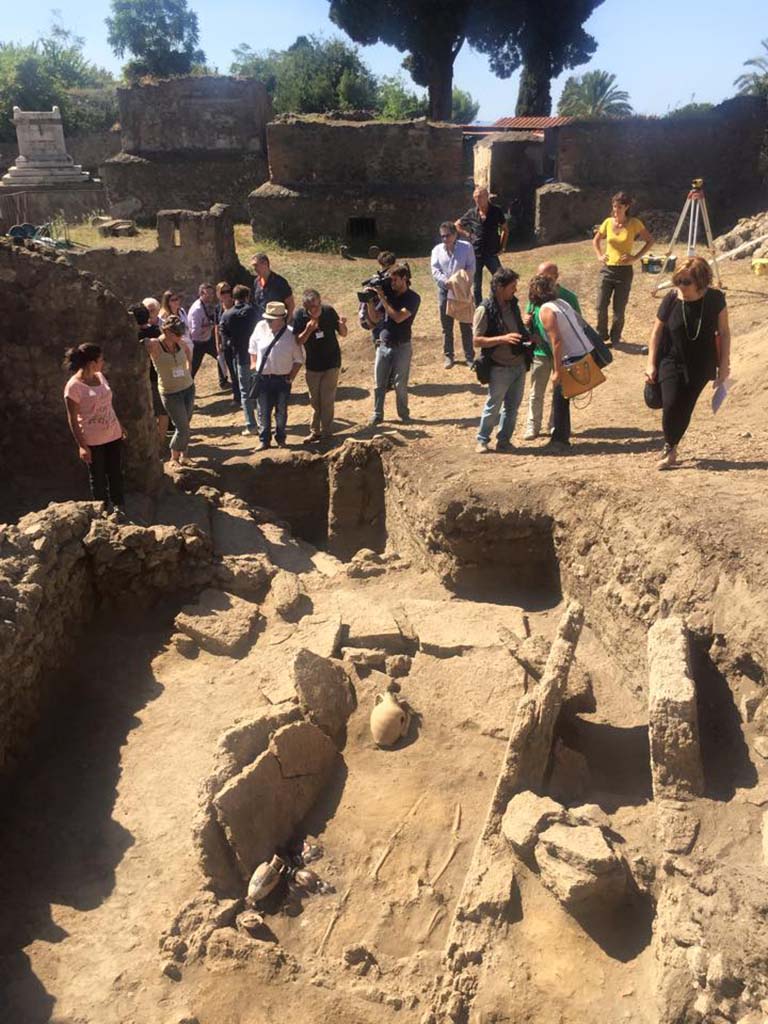 HG31A Pompeii. Tomb of a Samnite Woman. 2015. Location of tomb with tombs HGE39 and HGE39A in the background.
Photograph  Parco Archeologico di Pompei.
