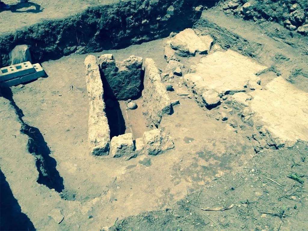 HGE32A Pompeii. June 2016. Tomb of a Samnite Man. The chest tomb and, on the right, the nineteenth-century wall that fell after the bombings of 1943.

La tomba a cassa e, a destra, il muro ottocentesco abbattutosi dopo i bombardamenti del 1943.

Photograph  Parco Archeologico di Pompei.
