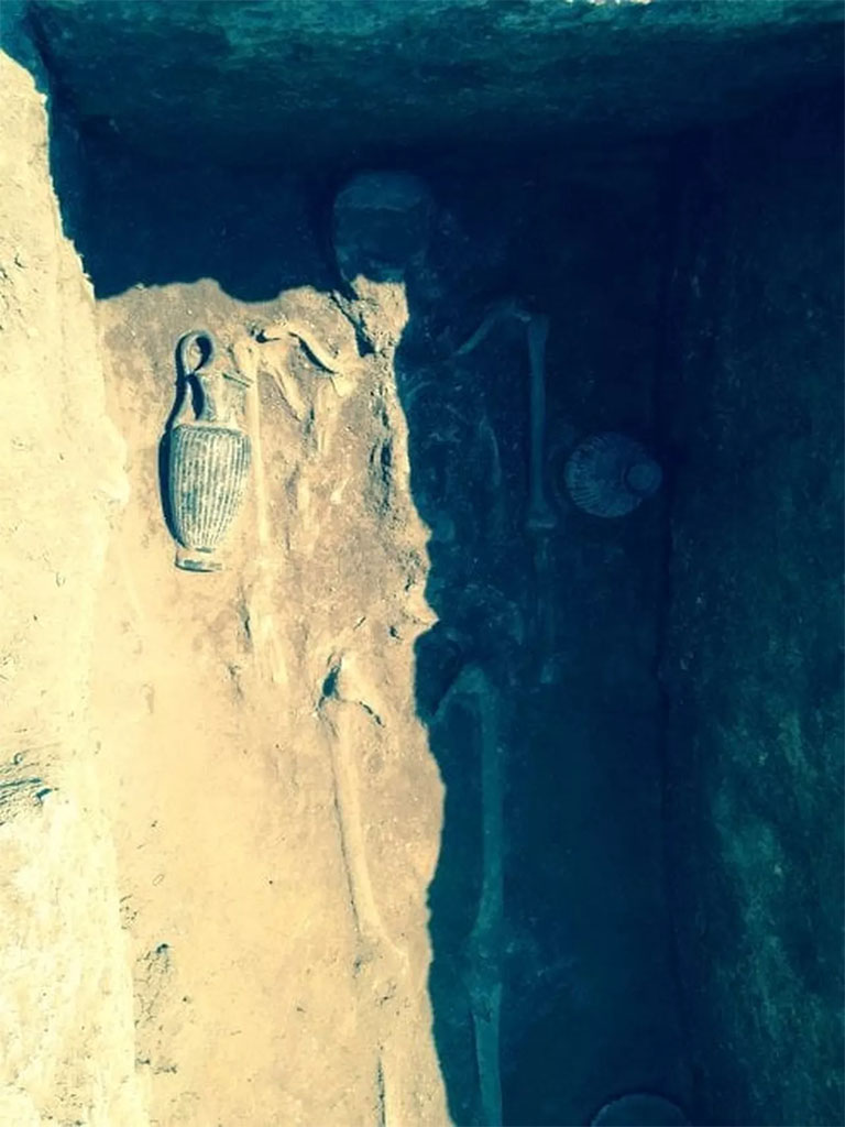 HGE32A Pompeii. June 2016. Tomb of a Samnite Man. The skeleton of the ancient Samnite: at the sides are two vernice nera vases.

Lo scheletro dell'antico sannita: ai lati due vasi a vernice nera.

Photograph  Parco Archeologico di Pompei.
