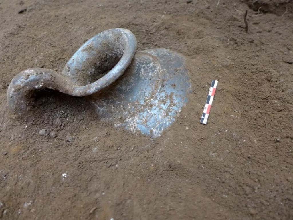 HGE32A Pompeii. June 2016. Tomb of a Samnite Man. Black vernice nera jug during excavation.

Brocca a vernice nera durante lo scavo

Photograph  Parco Archeologico di Pompei.

