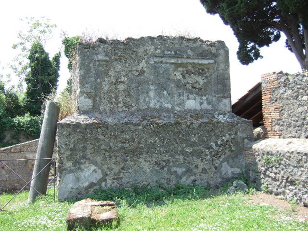 HGE39A Pompeii. May 2006. Looking towards rear of HGE38.