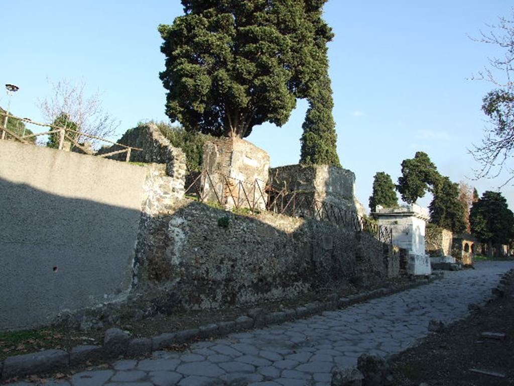 HGE42 Pompeii. December 2006. Looking across Via di Sepolcri.