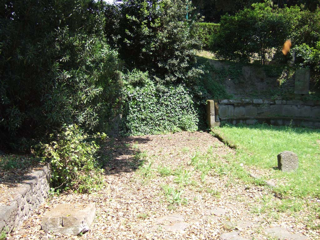 NGG Pompeii. May 2006. Continuation of Via di Nola into the unexcavated area is straight ahead.
The tomb of Aesquillia Polla is on left, with tomb NGH on the right.
Seven bodies were found in the area of the tomb in 1907-8.
Numerous others were found in the area of the vaulted passage in an exploration that took place at a time that was not defined.
Numerous remains of human skeletons were in fact discovered, unearthed and remixed in the pumice in the trace of a cut practiced in the area before they began to pour the materials of the excavation of the city.
See De Caro S., 1976. Scavi nell’area fuori Porta Nola a Pompei: Cronache Pompeiane V, (p. 97-8).
