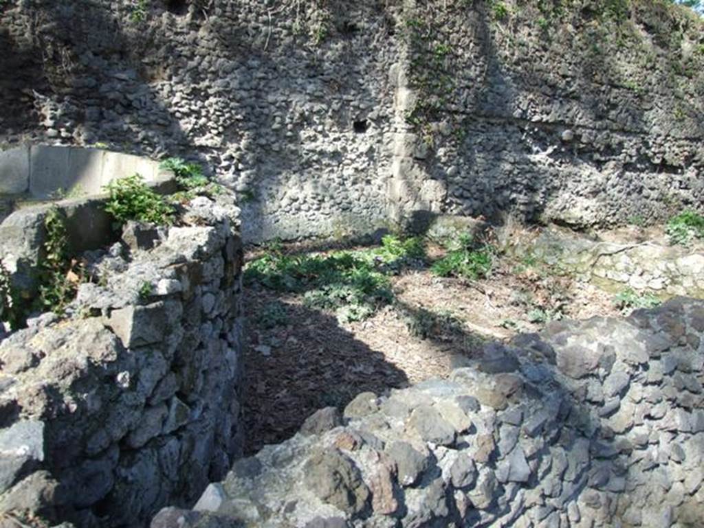 SGH Pompeii. March 2009. Tomb of M Tullius. Enclosure behind schola.