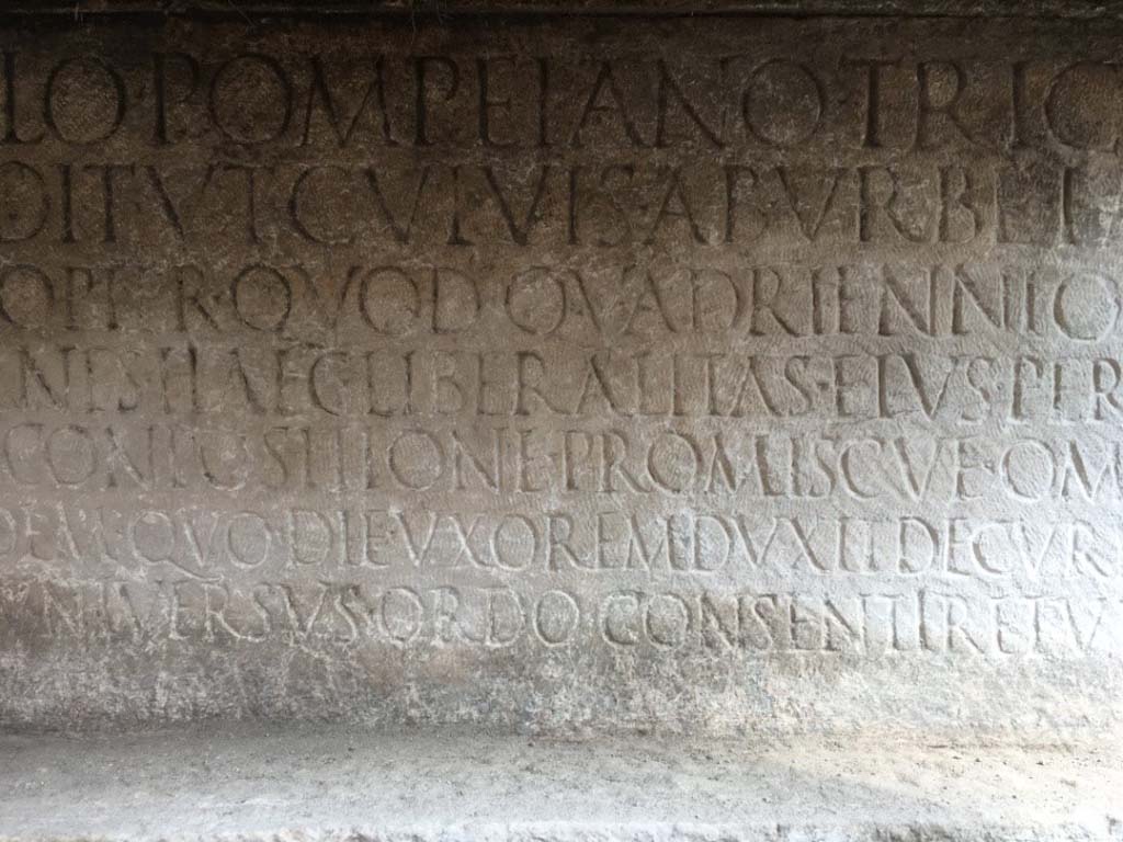 SG6 Pompeii. Detail of part of the inscription showing the 7 rows.
Photograph © Parco Archeologico di Pompei.
