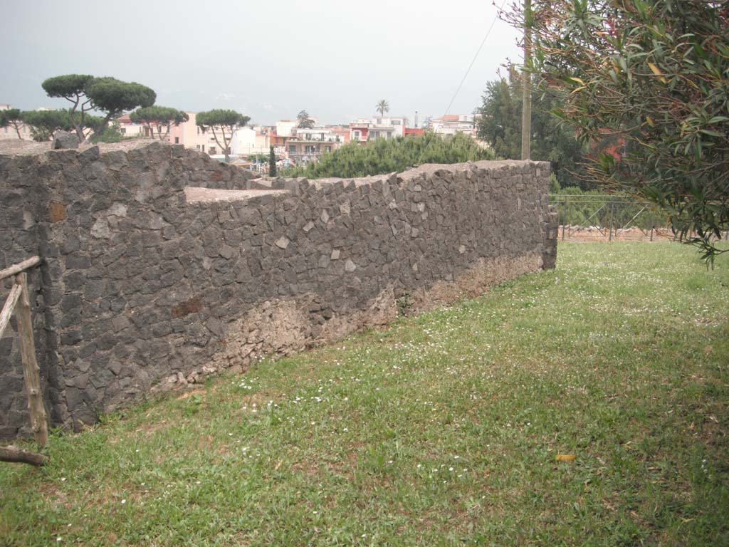 Tower V, Pompeii. May 2011. Looking south along rear west wall. Photo courtesy of Ivo van der Graaff.

