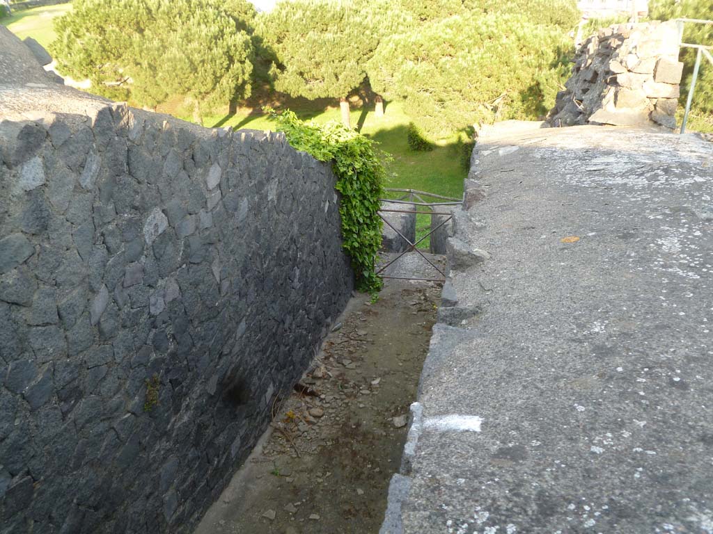 T5 Pompeii. Tower V. May 2011. Passage along south side inside the tower. Photo courtesy of Michael Binns.